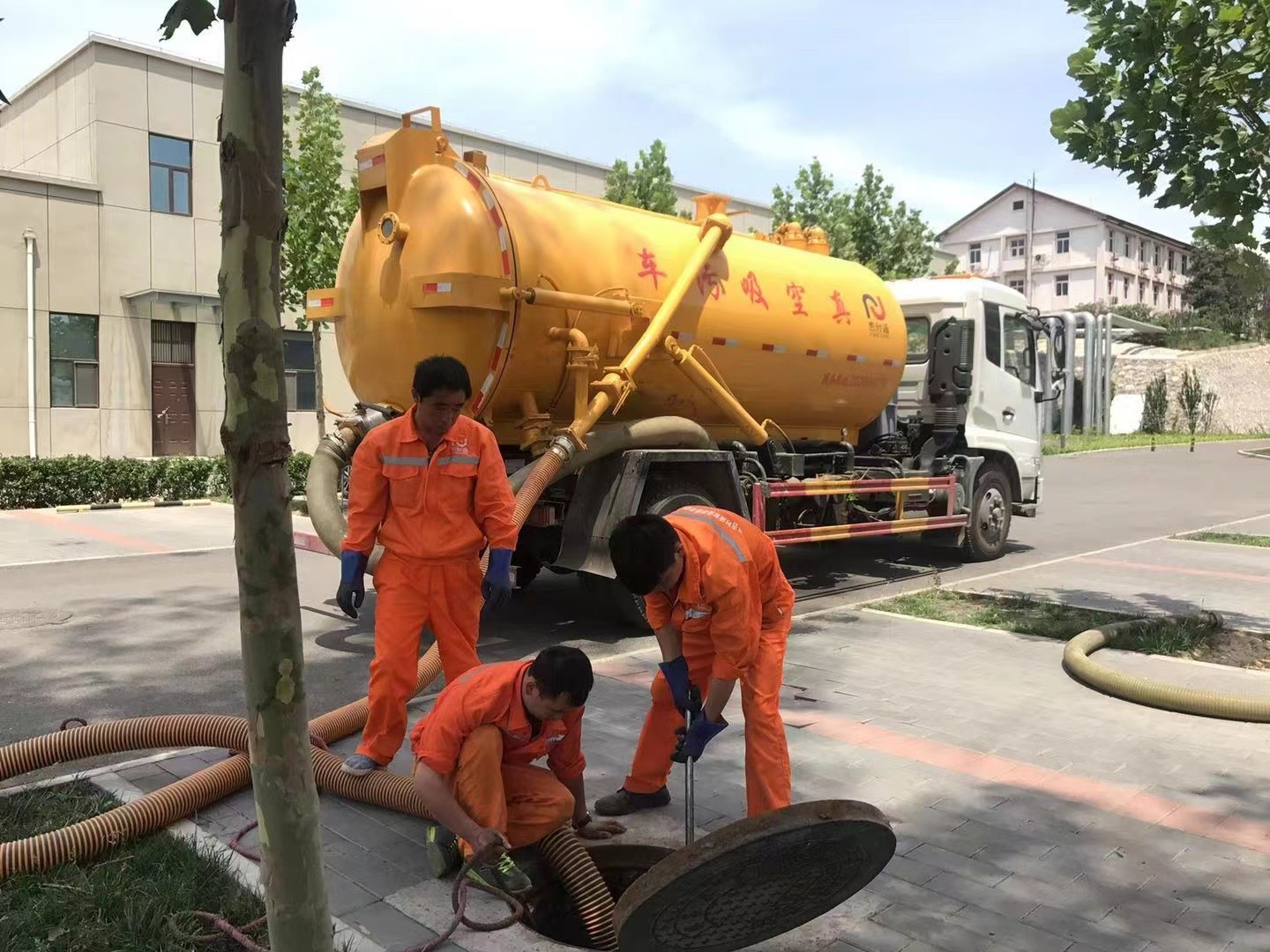吉隆化粪池清理与5-8吨吸粪车施工效率分析
